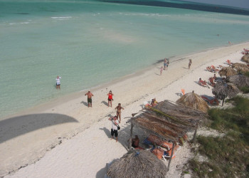 Туристы на пляже в Кайо- Гильермо, Куба – фотографии Кубы