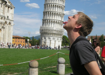 Туристы фоткаются у Пизанской Башни. Фото 1 – фотографии Италии