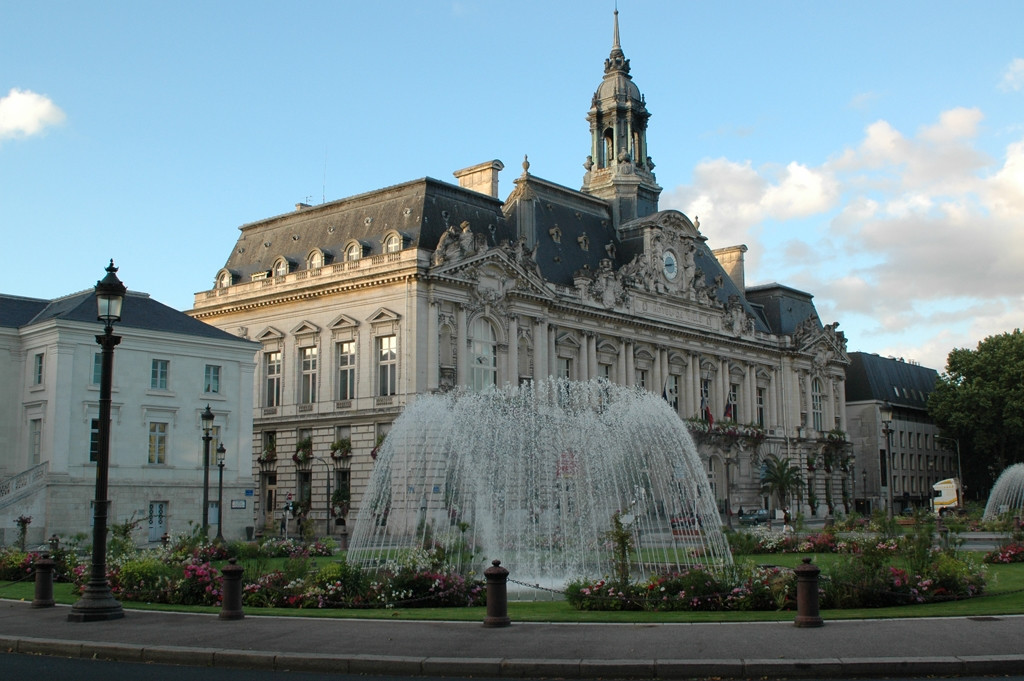 Фонтан в Туре, Франция – фотографии Франции