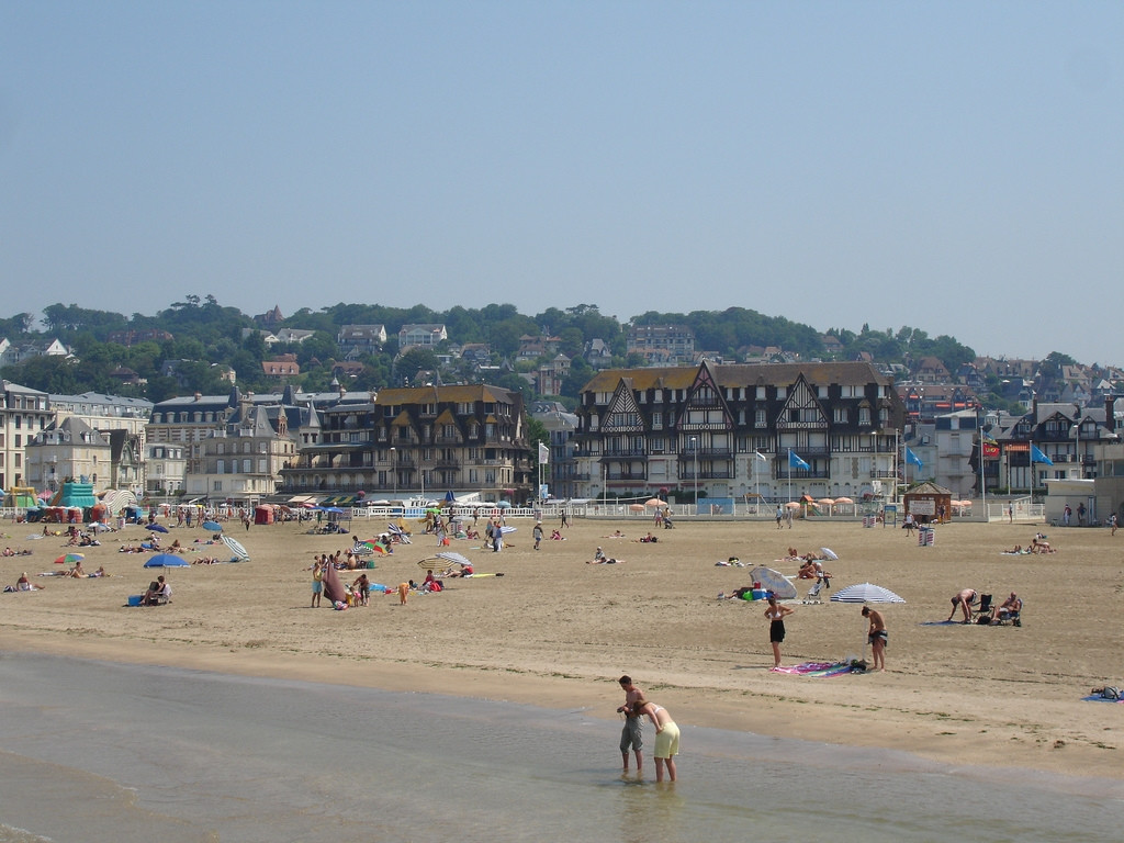 Люди на пляже в Трувиль-Сюр-Мер, Франция. Фото 3 – фотографии Франции