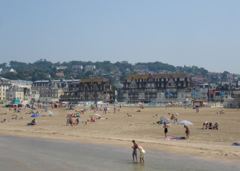 Люди на пляже в Трувиль-Сюр-Мер, Франция. Фото 3 – фотографии Франции