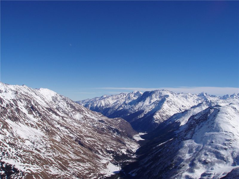 Вид на баксанское ущелье с вершины Чегета – фотографии России