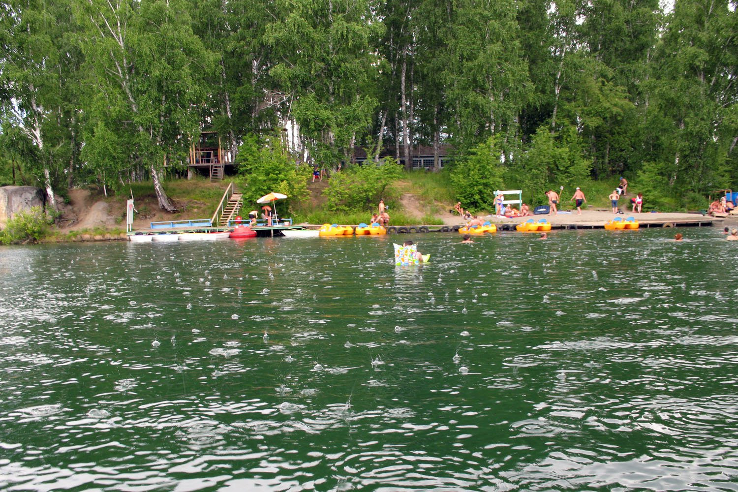 Пляж на озере Ая, Россия. Фото 1 – фотографии России