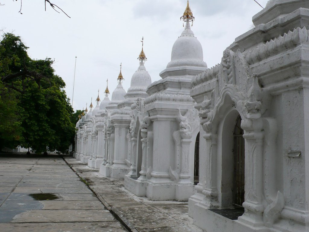 Пагода Кутодо (Kuthodaw Pagoda) – фотографии Мьянмы