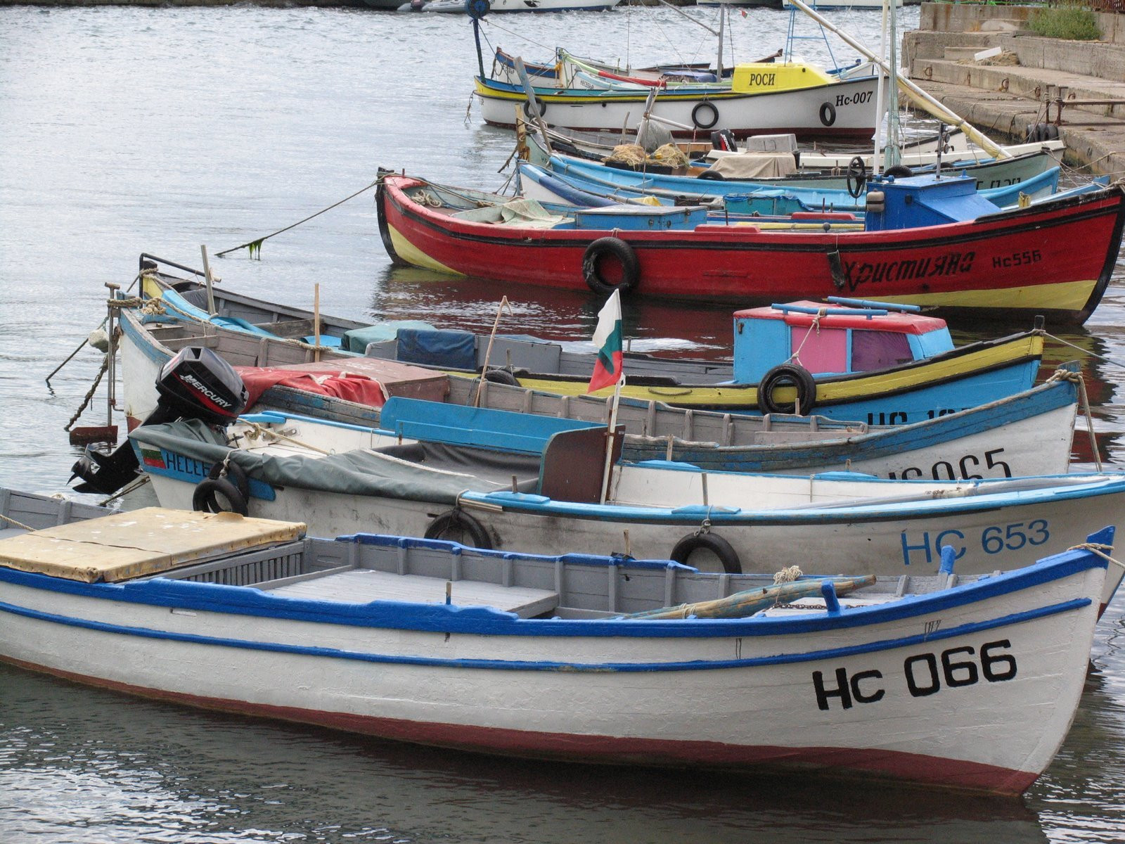 Лодки у причала в Бургасе, Болгария – фотографии Болгарии