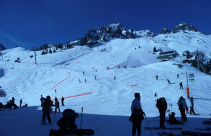 Лыжники в Ла-Флежер. Франция – фотографии Франции