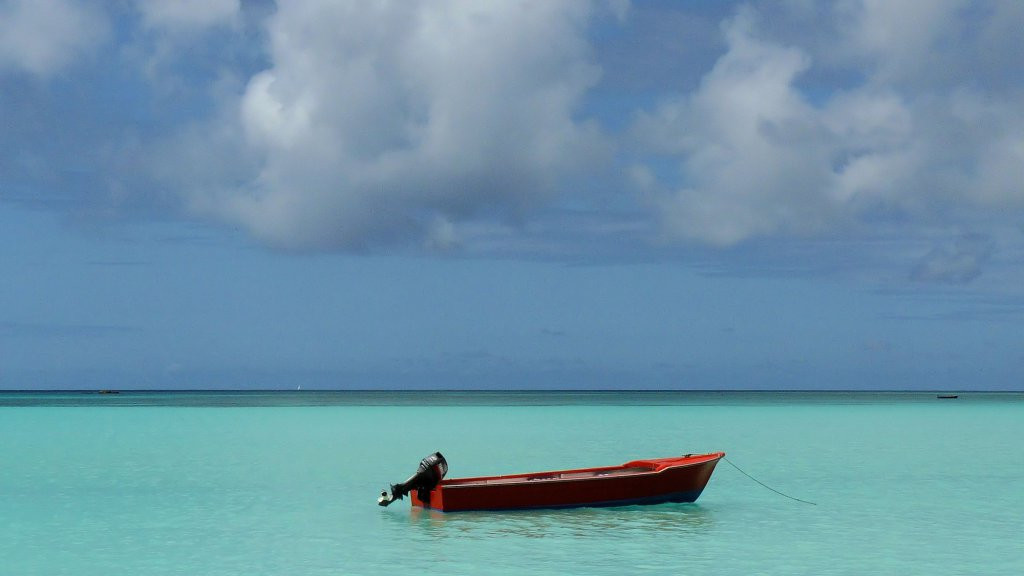Лодка на острове Праслин, Сейшелы – фотографии Сейшельских островов