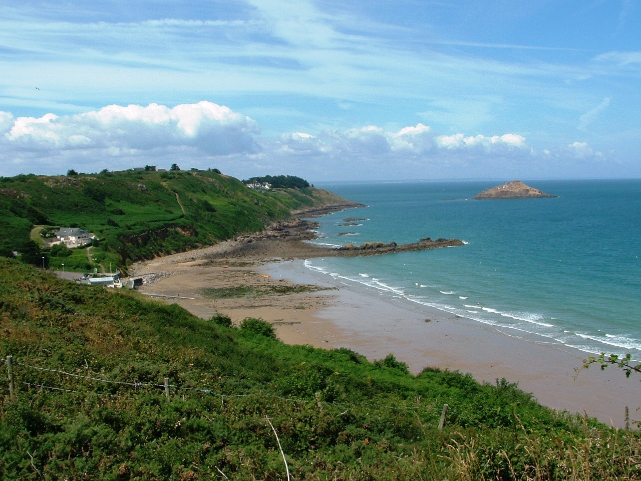 Берега в Пленеф-Валь-Андре, Франция – фотографии Франции