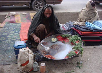 Местный житель готовит обед. Кандагар. Афганистан. – фотографии Афганистана