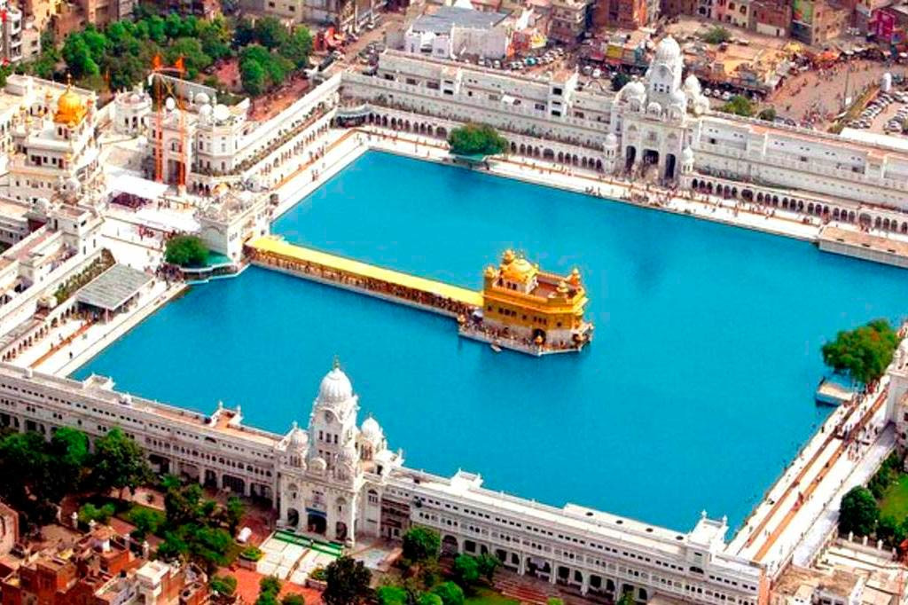 Добраться до города Амритсар и храма Хармандир-Сахи можно на самолёте из Дели за полтора часа – фотографии Индии