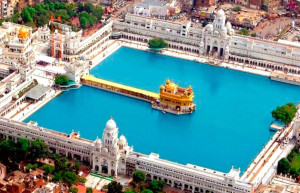 Добраться до города Амритсар и храма Хармандир-Сахи можно на самолёте из Дели за полтора часа – фотографии Индии