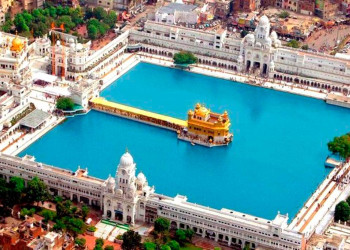 Добраться до города Амритсар и храма Хармандир-Сахи можно на самолёте из Дели за полтора часа – фотографии Индии