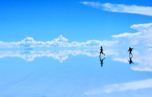 Туристы в солончаке «Салар де Уюни» (Salar de Uyuni) в Боливии – фотографии Боливии