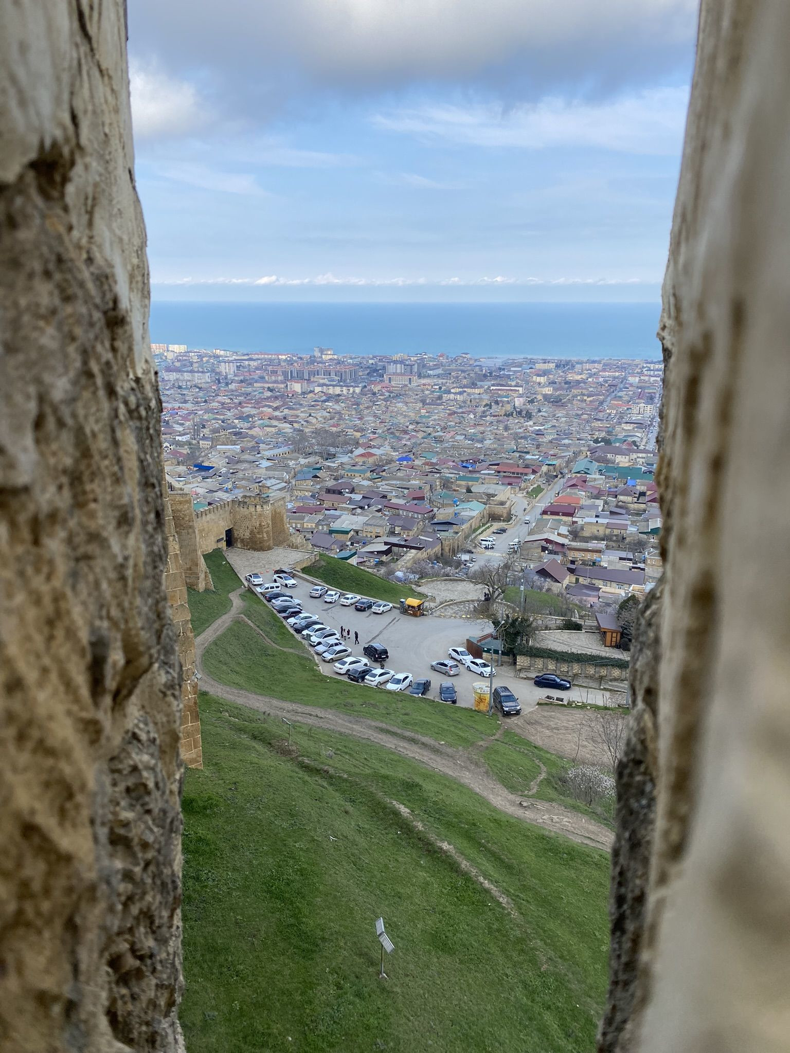 Нарын-кала, вид на город Дербент через крепостную стену – фотографии России