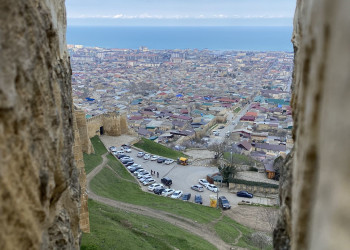 Нарын-кала, вид на город Дербент через крепостную стену – фотографии России