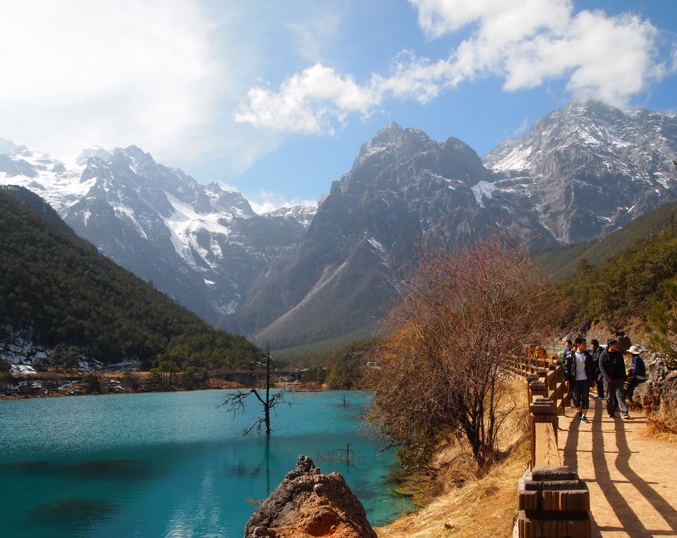 Лучше приезжать в Долину Голубой Луны весной, когда меньше туристов – фотографии Китая