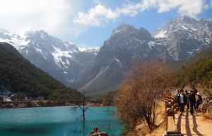 Лучше приезжать в Долину Голубой Луны весной, когда меньше туристов – фотографии Китая
