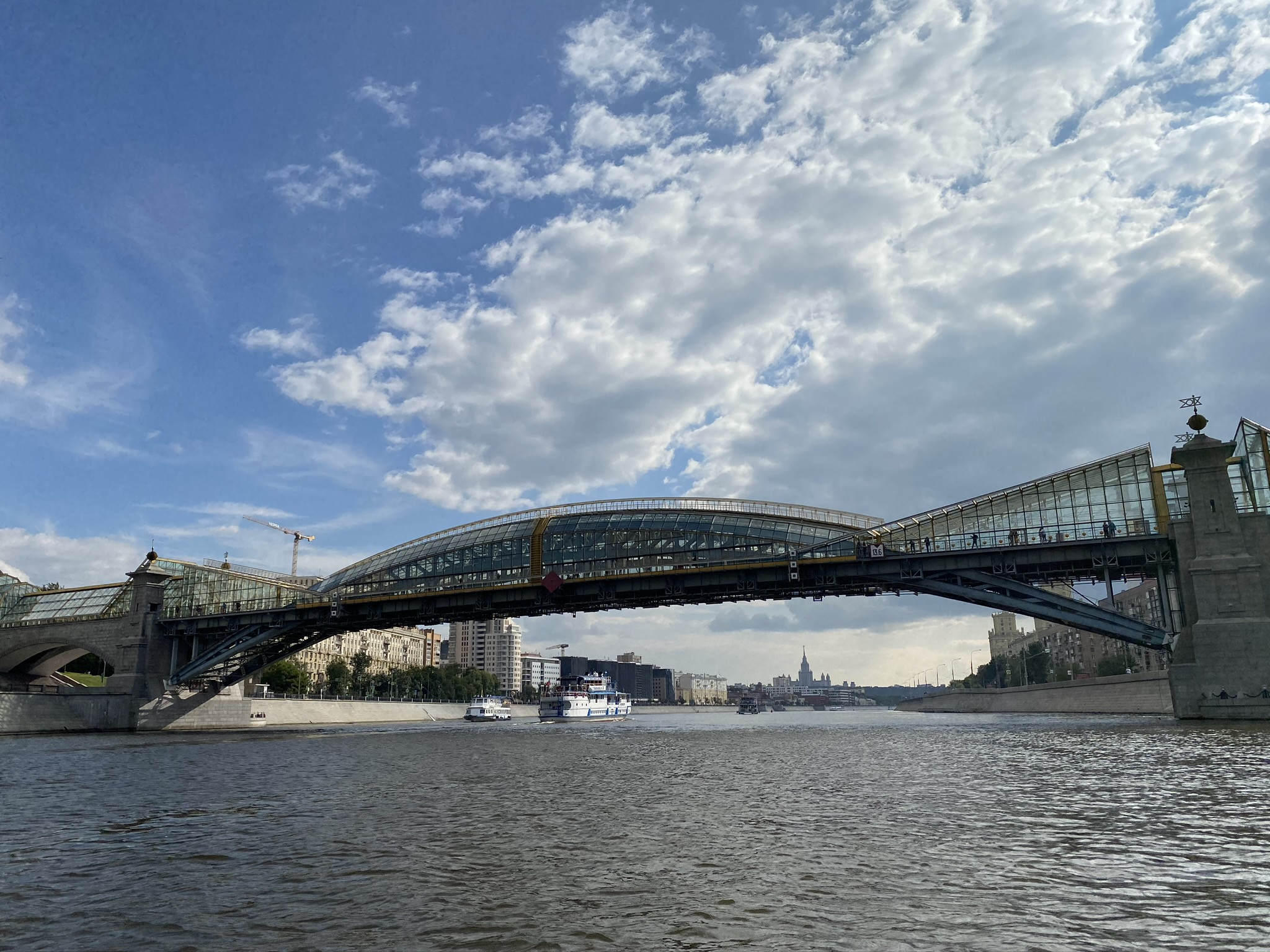 Пешеходный мост на Киевской с воды – фотографии России