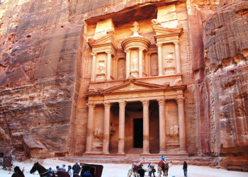 В скалах Иордании город Петра (Petra) – фотографии Иордании