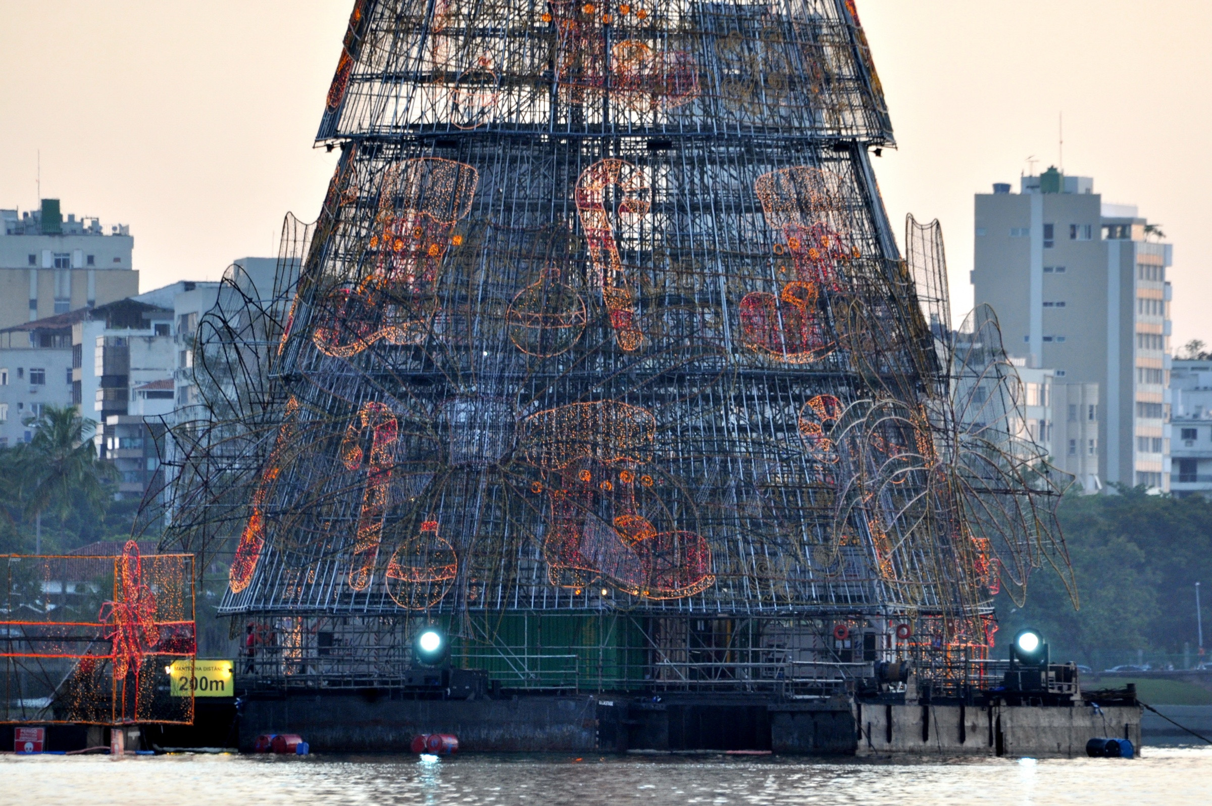 Рождественская Ель плавающая по лагуне Родриго-де-Фрейтас – фотографии Бразилии