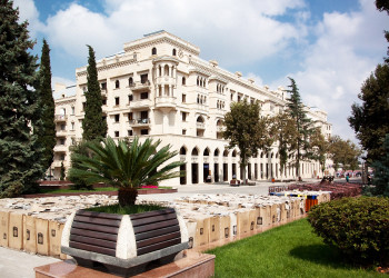 В центре Гянджи. Фото 1 – фотографии Азербайджана