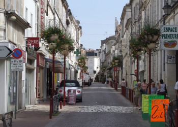 Улица в Коньяке, Франция. Фото 1 – фотографии Франции