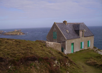 Дом на берегу в Уэссане, Франция – фотографии Франции