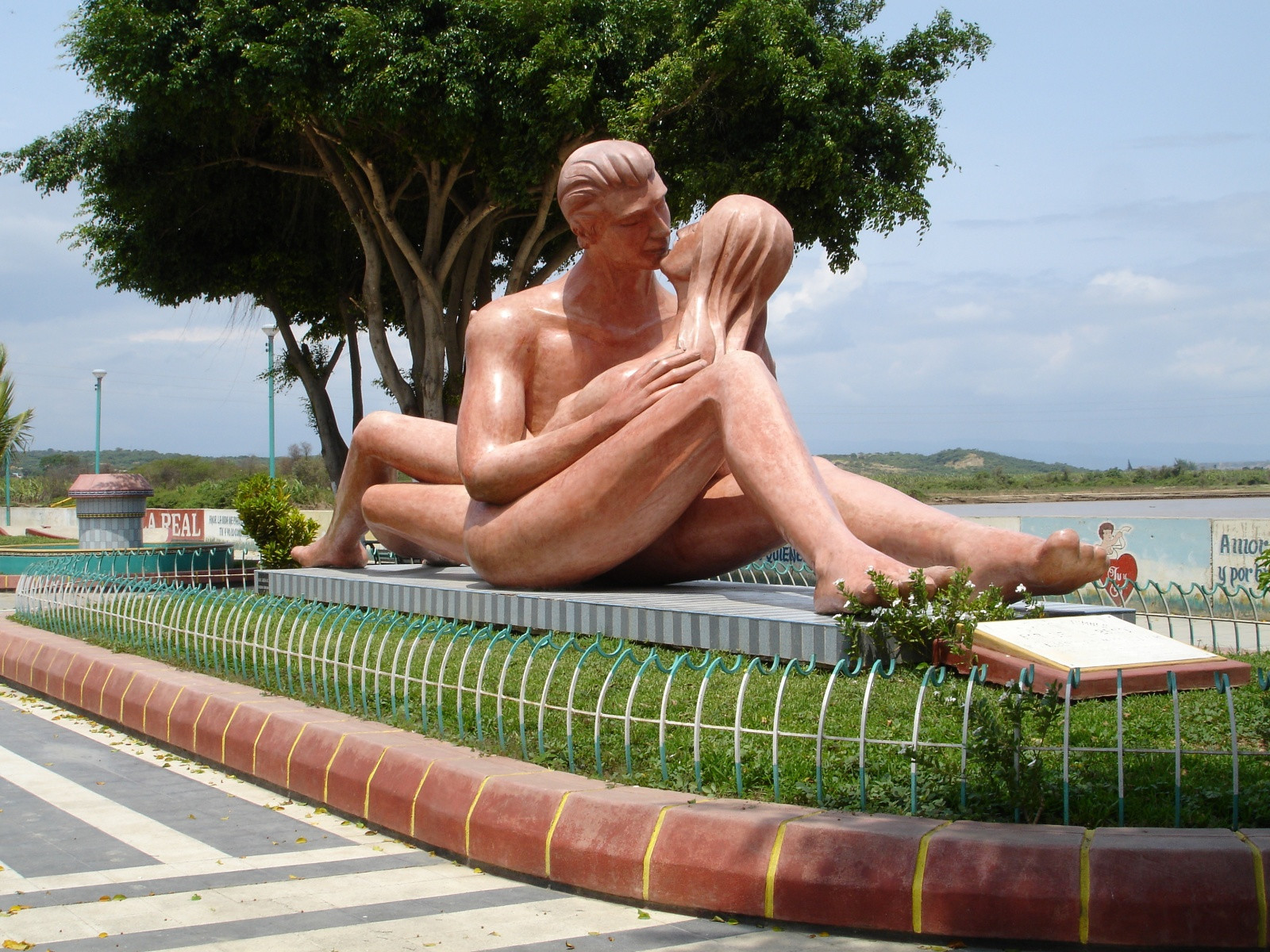 Прикольная статуя – фотографии Перу