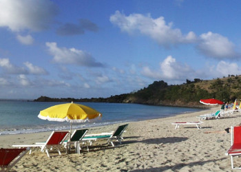 Шезлонги на пляже в Сен-Мартене. Фото 8 – фотографии Сен-Мартена