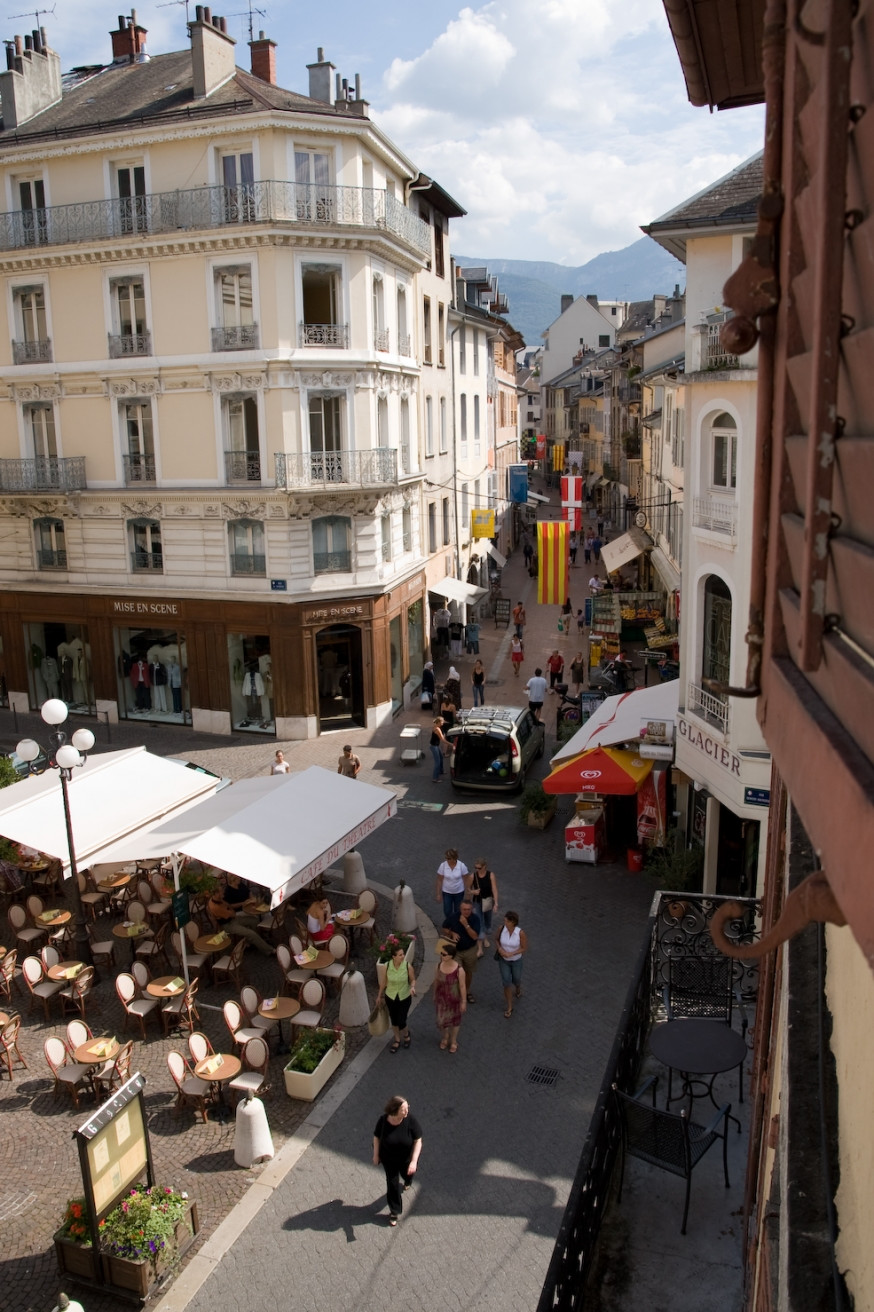 Улица в Шамбери, Франция – фотографии Франции