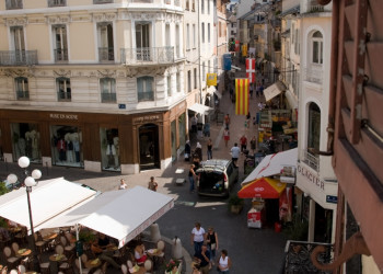 Улица в Шамбери, Франция – фотографии Франции