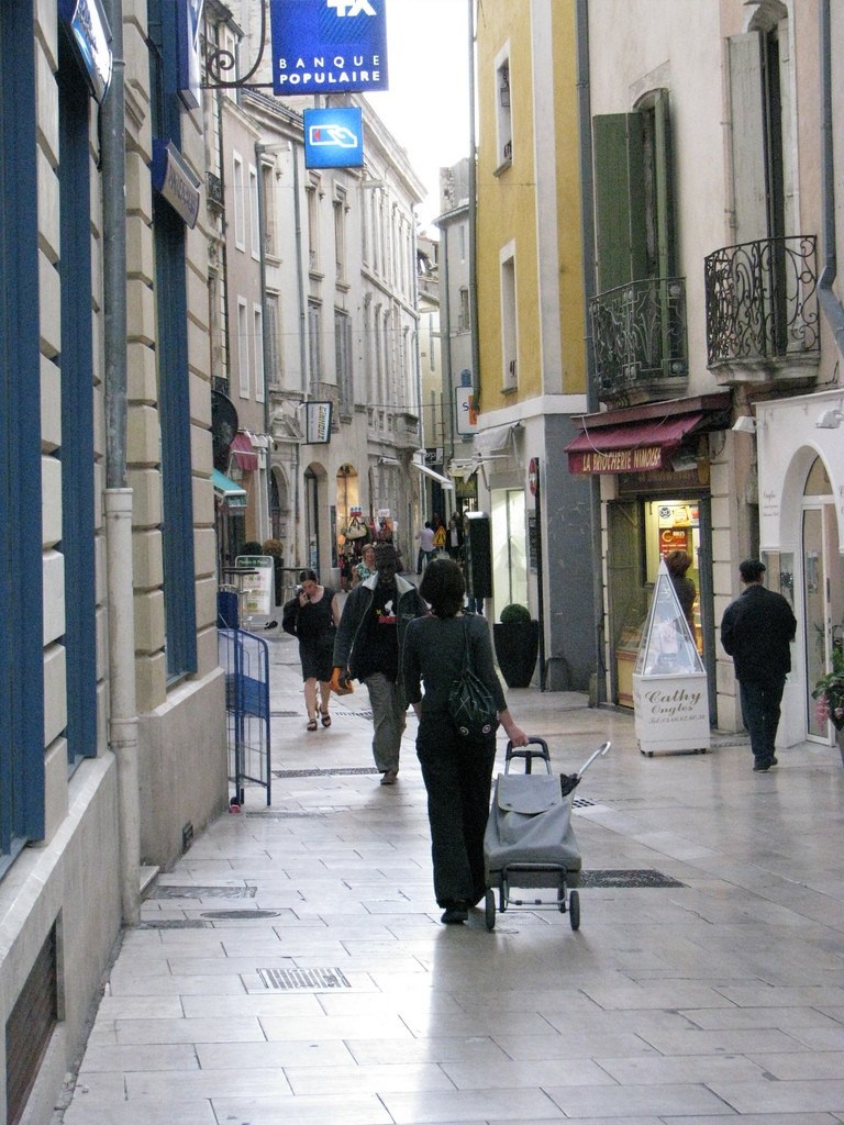 Люди в Ниме, Франция – фотографии Франции