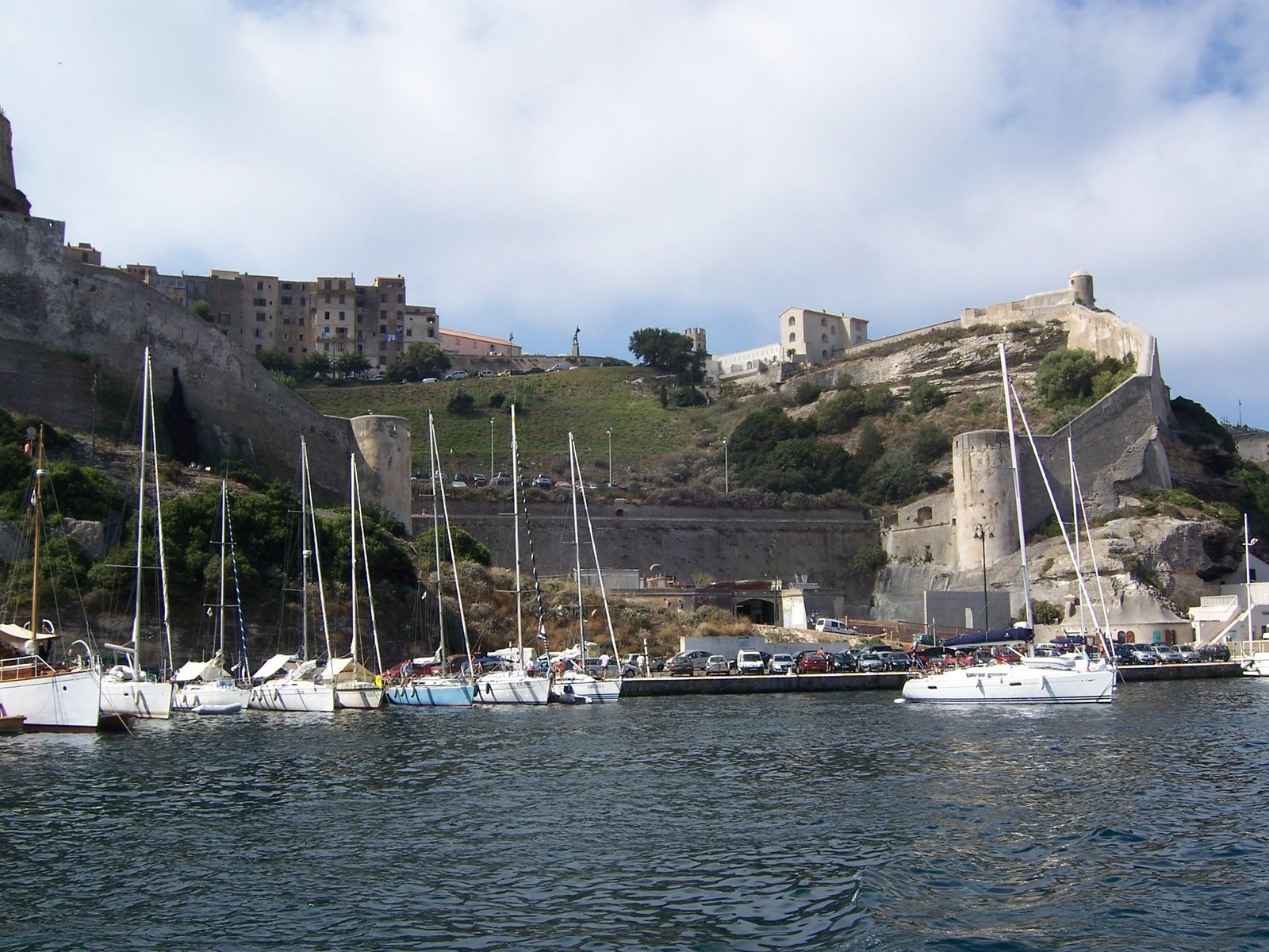 Парусники у причала в Бонифачо, Франция. Фото 2 – фотографии Франции