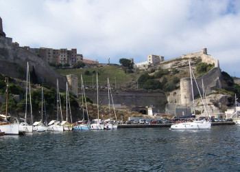 Парусники у причала в Бонифачо, Франция. Фото 2 – фотографии Франции