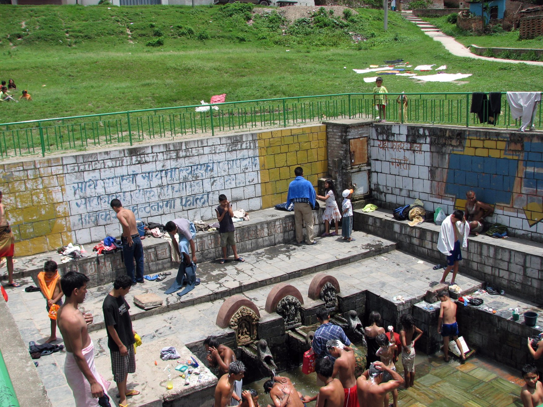 Общественные водопои, здесь пьют воду, моются – фотографии Непала