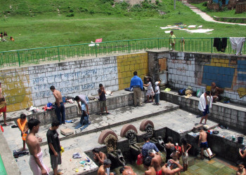 Общественные водопои, здесь пьют воду, моются – фотографии Непала