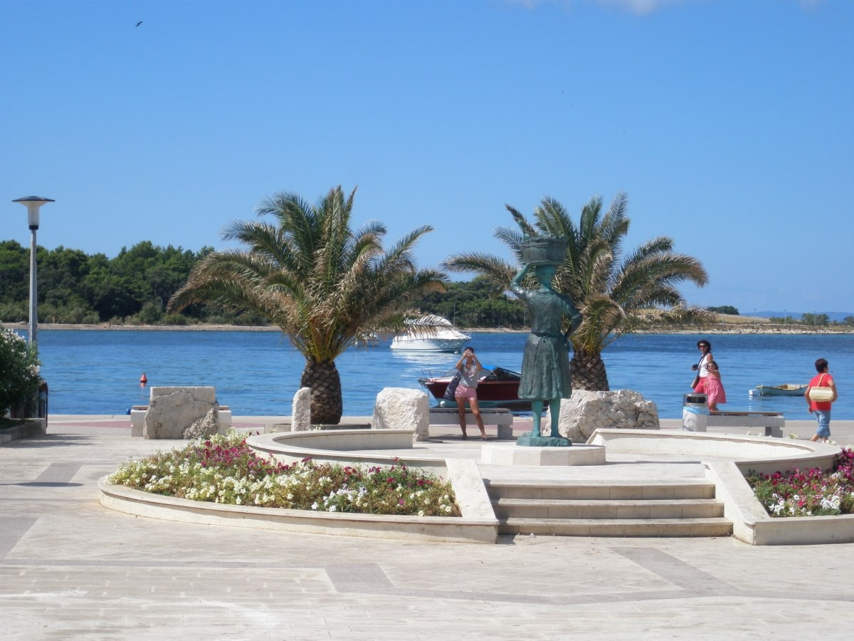 Набережная в Новалья, Хорватия – фотографии Хорватии