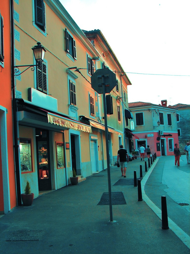 Улица в Новиграде, Хорватия. Фото 3 – фотографии Хорватии