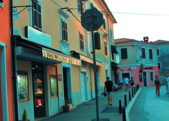 Улица в Новиграде, Хорватия. Фото 3 – фотографии Хорватии