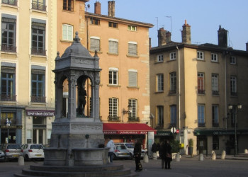 Памятник -фонтан на площади Якобинцев в Лионе, Франция. Фото 4 – фотографии Франции