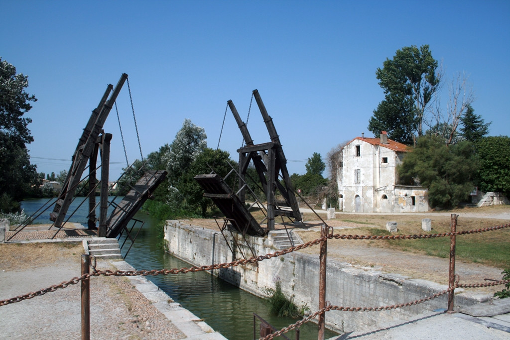 Канал в Арль, Франция – фотографии Франции