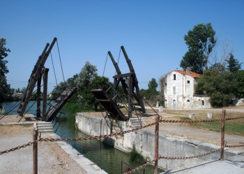 Канал в Арль, Франция – фотографии Франции