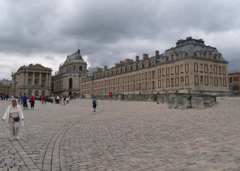 Люди на площади в Версале, Франция. Фото 3 – фотографии Франции