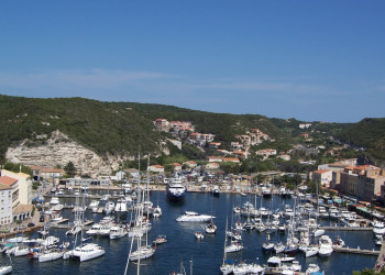 Порт в Бонифачо, Франция – фотографии Франции