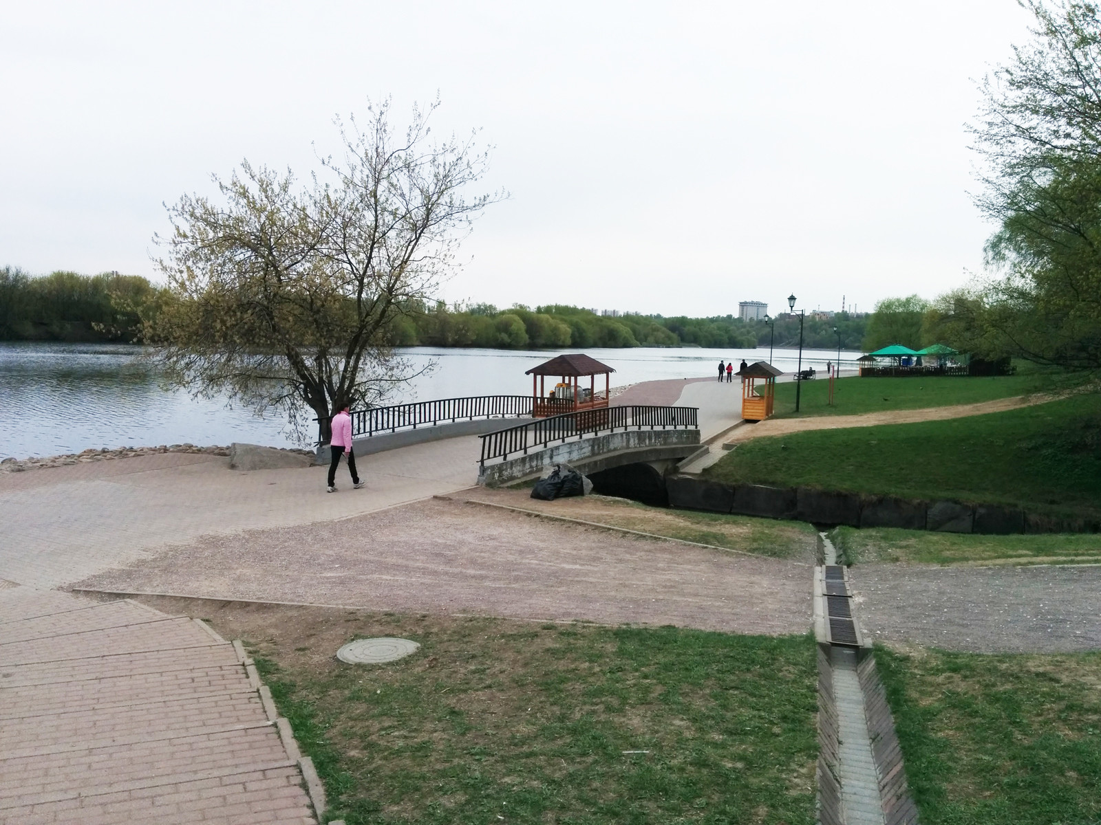 Москва, парк Коломенское, мостик и набережная Москва-реки – фотографии России