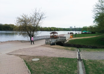 Москва, парк Коломенское, мостик и набережная Москва-реки – фотографии России