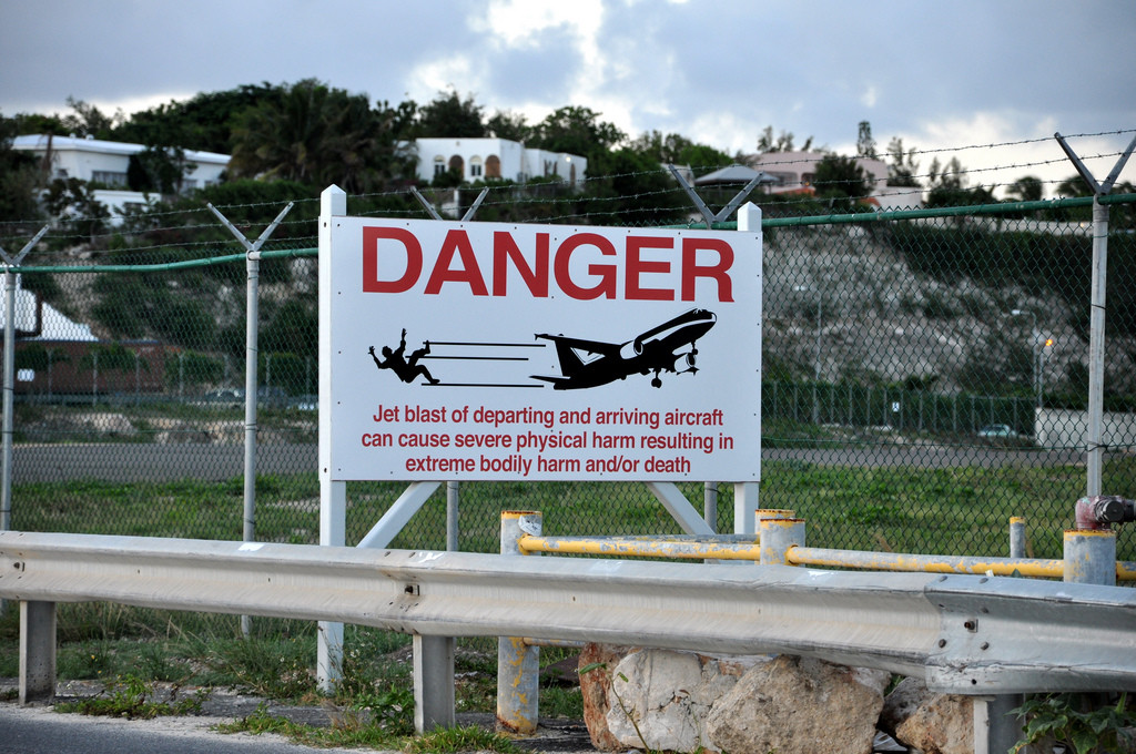 Знаки, предупреждающие об опасности реактивной струи – фотографии Синт-Мартена