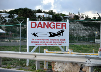Знаки, предупреждающие об опасности реактивной струи – фотографии Синт-Мартена