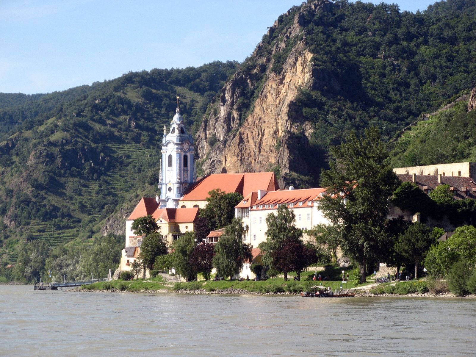 Строения на побережье реки в Дюрнштайн (Dürnstein), Австрия – фотографии Австрии