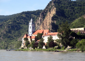 Строения на побережье реки в Дюрнштайн (Dürnstein), Австрия – фотографии Австрии